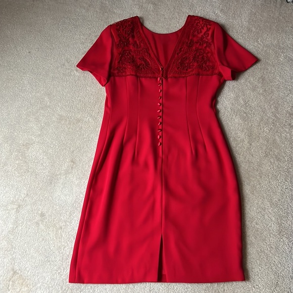 DONNA MORGAN red crepe dress with netted lace and sequin back. Faux button back. - Picture 4 of 8